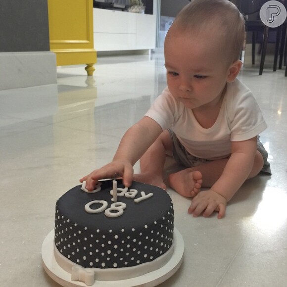 Alexandre e o seu bolo de comemoração de mais um 'mêsversário'