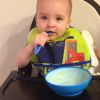 Alexandre Jr. devorando o seu pratinho de comida sozinho. Já é um rapazinho!