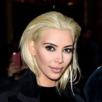 Kim Kardashian surpreende ao aparecer loira em desfile de moda em Paris