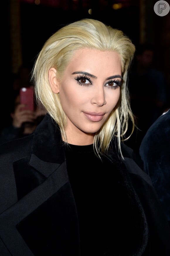 Kim Kardashian surpreendeu ao aparecer loira em desfile de moda em Paris nesta quinta-feira (5 de março de 2015)