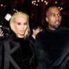Kim Kardashian foi ao desfile de moda com o marido, Kanye West