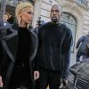 Kim Kardashian surpreendeu ao aparecer loira em desfile de moda em Paris 