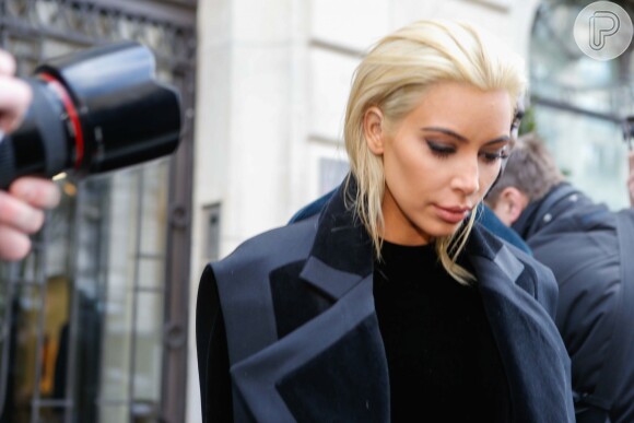 Kim Kardashian surpreendeu ao aparecer loira em desfile de moda em Paris 