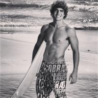 Caio Castro publica foto sem camisa e ganha elogios das fãs no Instagram