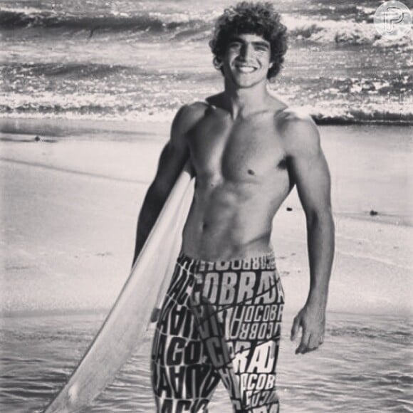Caio Castro publica foto sem camisa no Instagram e recebe elogios das fãs, em 25 de abril de 2013