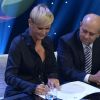 Xuxa assinou seu contrato com a Record na frente de todos