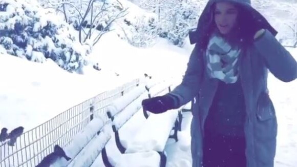 Bruna Marquezine passeia no Central Park e alimenta esquilo em vídeo: 'Paraíso'