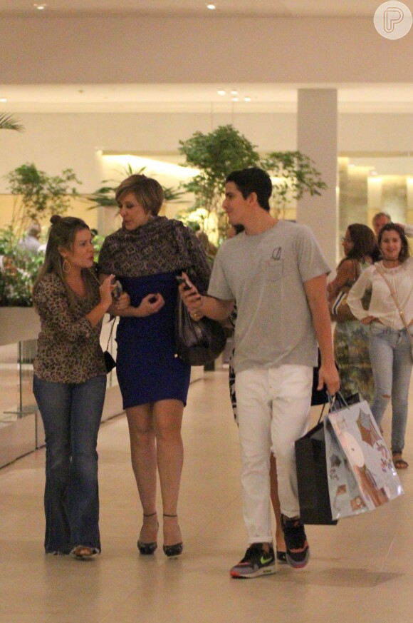 Fernanda Souza conversa com Claudia Raia e Enzo Celulari em um shopping do Rio de Janeiro