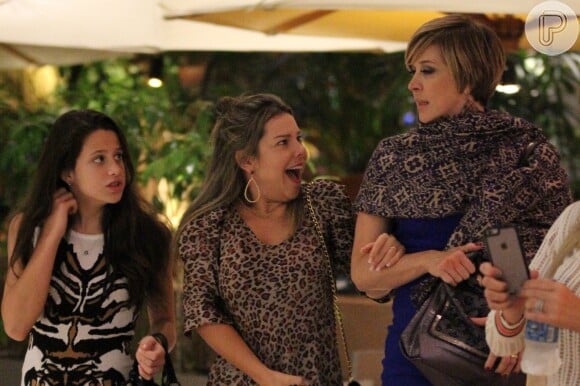 Fernanda Souza e Sophia Raia conversam com Claudia Raia após jantar em um shopping do Rio de Janeiro