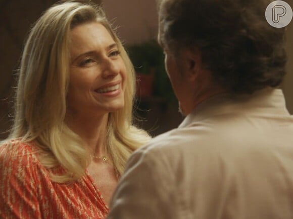 Gilda (Leticia Spiller) chega ao final da trama grávida e feliz ao lado de Mário (Guilherme Fontes)