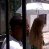 Uma funcionária da TV Globo esperou Angélica para acompanhá-la, segurando seu guarda-sol