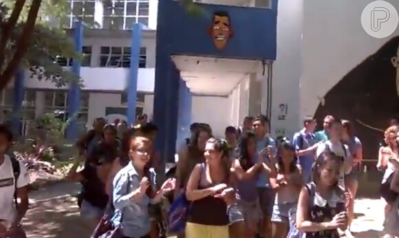 Estudantes da UniRio gritaram palavras de protesto contra a TV Globo enquanto Angélica deixava o local