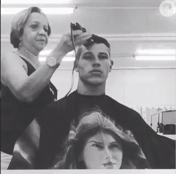 José Loreto compartilhou um vídeo no Instagram no qual aparece raspando a cabeça