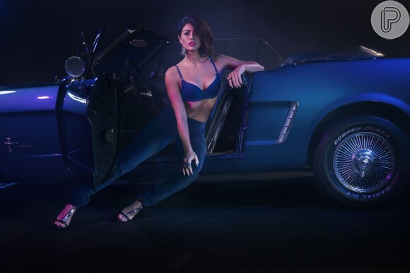 Um Mustang de cor azul, também foi cenário para Carol Castro sensualizar em ensaio de lingerie