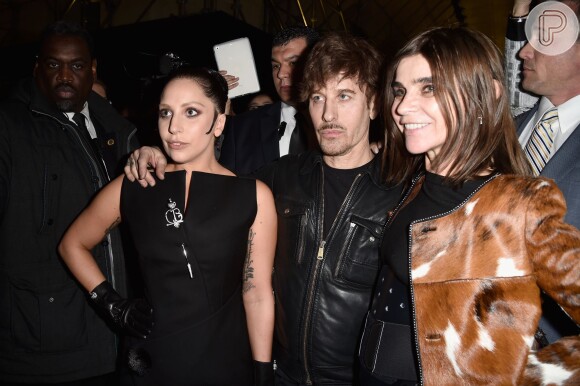 Lady Gaga usou um discreto coque para prender os novos cabelos pretos
