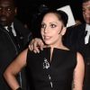 Lady Gaga escureceu o cabelo e foi a desfile de moda em Paris com novo visual