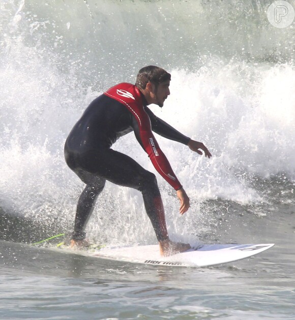 Além dos esportes radicais e do skate, Caio Castro também gosta de surfar