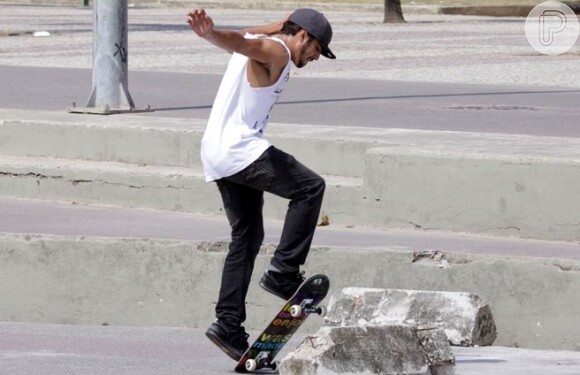 O ator Caio Castro é apaixonado por esportes e até comprou uma pista de skate para colocar em sua casa