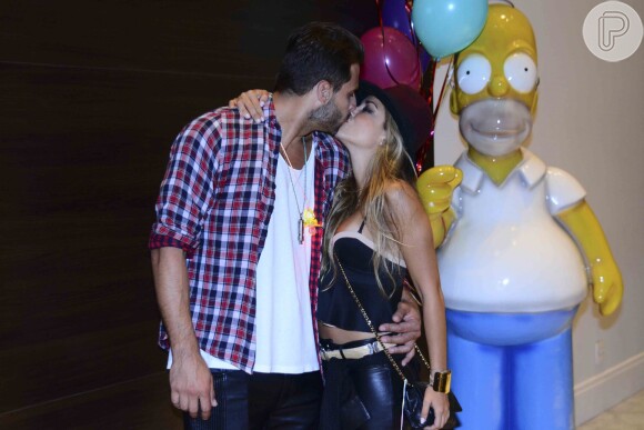 Henri Castelli troca beijos com a namorada, Diana Hernandez, na festa de aniversário do promoter Helinho Calfat, em São Paulo, em 6 de março de 2015