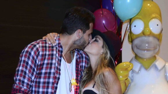 Henri Castelli beija a namorada, Diana Hernandez, em festa de aniversário em SP