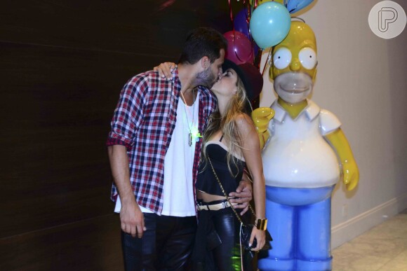 Henri Castelli troca beijos com a namorada, a colombiana Diana Hernandez, a na festa de aniversário do promoter Helinho Calfat, em São Paulo