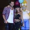 Henri Castelli e a namorada, Diana Hernandez, posam na festa de aniversário do promoter Helinho Calfat, em São Paulo