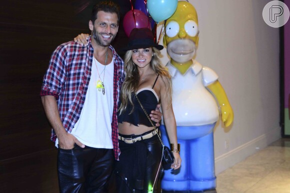 Henri Castelli e a namorada, Diana Hernandez, posam na festa de aniversário do promoter Helinho Calfat, em São Paulo