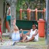Thiago Lacerda e Vanessa Lóes curtiu o sábado, 7 de março de 2015, na companhia de seus três filhos, Gael, de 7 anos, Cora, de 4, e Pilar, de dez meses, em uma pracinha da Barra da Tijuca, na Zona Oeste do Rio