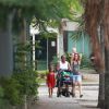 Thiago Lacerda e Vanessa Lóes curtiu o sábado, 7 de março de 2015, na companhia de seus três filhos, Gael, de 7 anos, Cora, de 4, e Pilar, de dez meses, em uma pracinha da Barra da Tijuca, na Zona Oeste do Rio