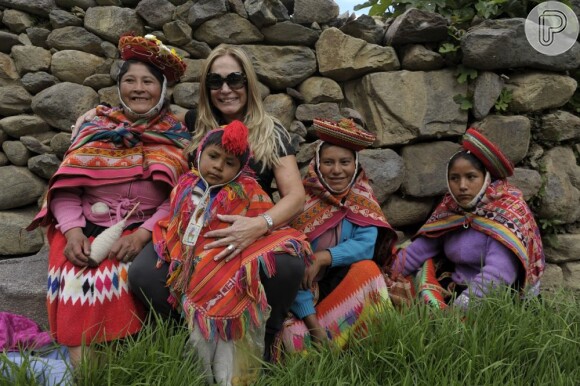 Susana Vieira posa ao lado de peruanas em Ollantaytambo, durante gravações de 'Amor à Vida'