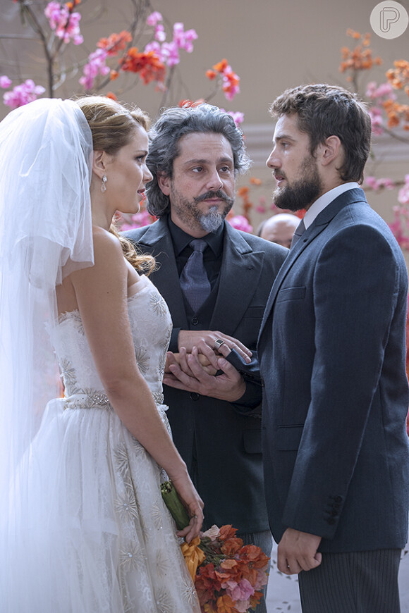 José Alfredo (Alexandre Nero) entrega a filh Cristina (Leandra Leal) a Vicente (Rafael Cardoso), na novela 'Império'
