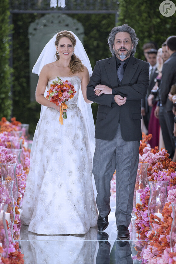 Cristina (Leandra Leal) é levada ao altar pelo pai, José Alfredo (Alexandre Nero), na novela 'Império'