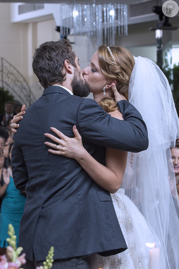 Cristina (Leandra Leal) e Vicente (Rafael Cardoso) se casam na reta final da novela 'Império'