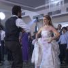 Cristina (Leandra Leal) e Vicente (Rafael Cardoso) dançam durante a festa de casamento, na novela 'Império'
