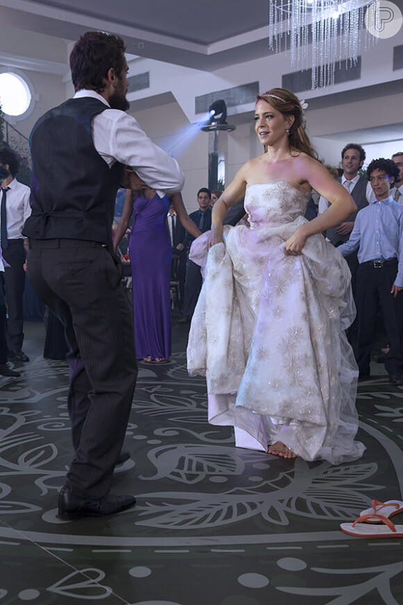 Cristina (Leandra Leal) e Vicente (Rafael Cardoso) dançam durante a festa de casamento, na novela 'Império'