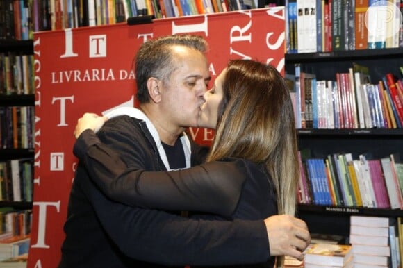 Cleo Pires dá um beijo no padrastro, Orlando Morais