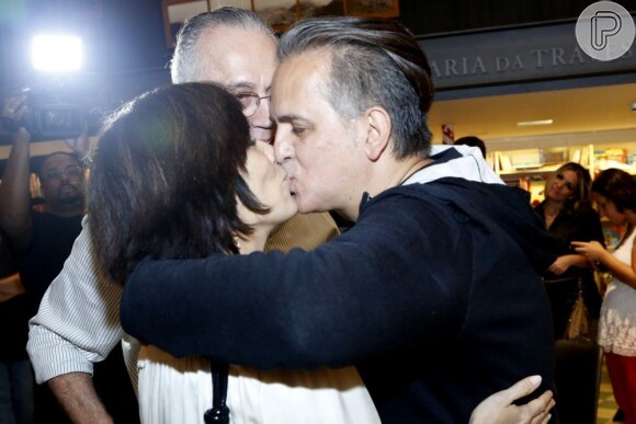 Glória Pires encheu o marido, Orlando Morais, de beijos
