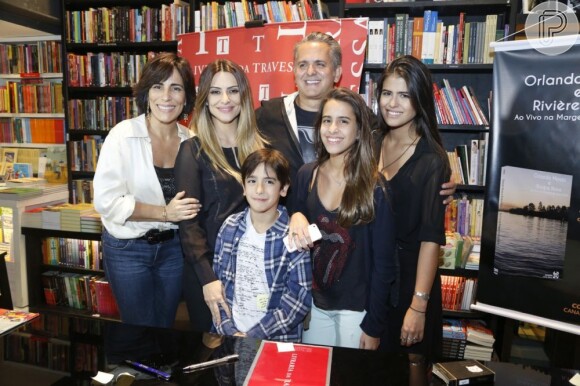 Cleo Pires posou com toda a família: Glória Pires, Orlando Morais, Antonia, Bento e Ana