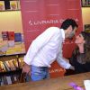 Caio Blat faz surpresa para a mulher, Maria Ribeiro, em sessão de autógrafos do livro da atriz em São Paulo