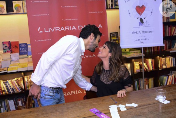 Caio Blat faz surpresa para a mulher, Maria Ribeiro, em sessão de autógrafos do livro da atriz em São Paulo