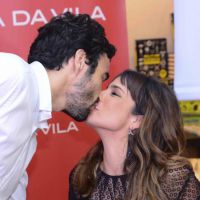 Após rumores de separação, Caio Blat beija Maria Ribeiro em sessão de autógrafos