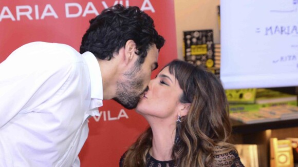 Após rumores de separação, Caio Blat beija Maria Ribeiro em sessão de autógrafos