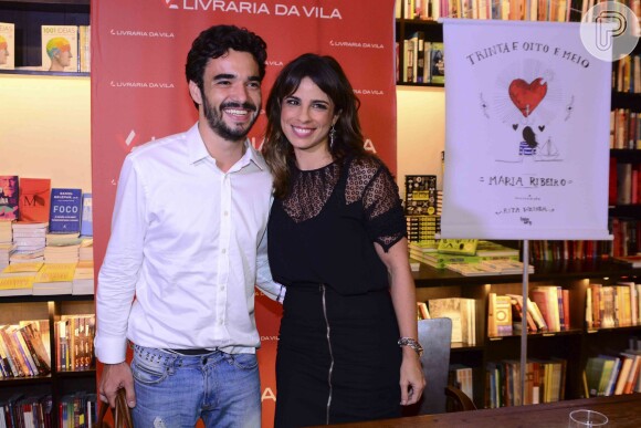Caio Blat faz surpresa para a mulher, Maria Ribeiro, em sessão de autógrafos do livro da atriz em São Paulo
