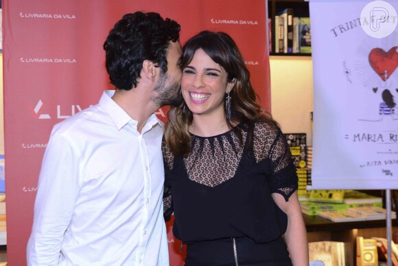 Caio Blat faz surpresa para a mulher, Maria Ribeiro, em sessão de autógrafos do livro da atriz em São Paulo