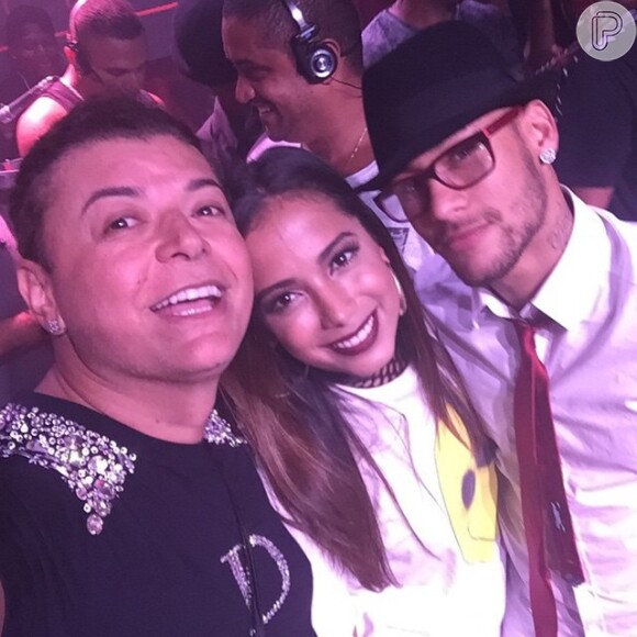 Neymar, Anitta e David Brazil posam na festa de aniversário de Rafaella Santos