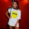 Anitta usa apenas blusão para marcar presença na festa de 19 anos de Rafaella Santos