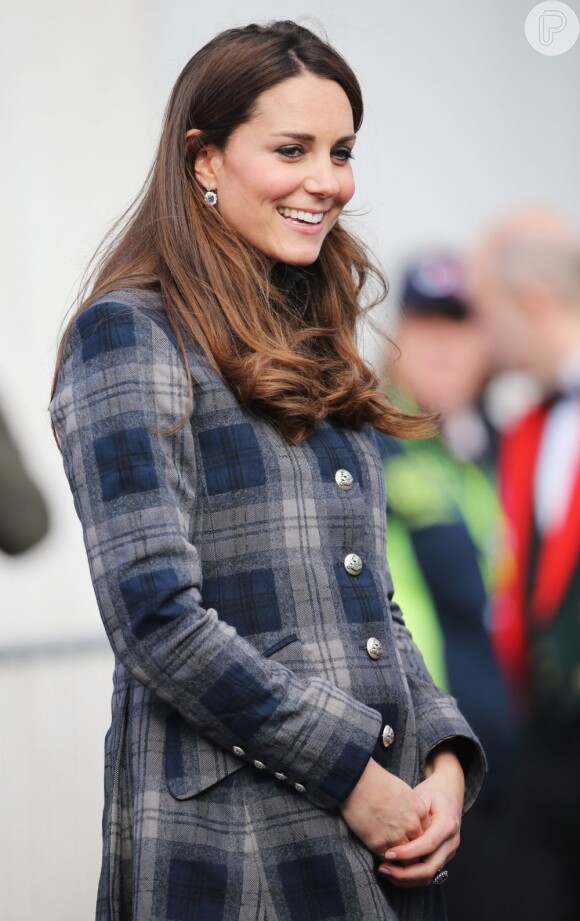 Durante uma visita a Escócia, Kate Middleton tentou esconder a barriguinha de cinco meses com um sobretudo