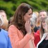 No dia 29 de abril, mesma data do aniversário de dois anos de casamento com o príncipe William, Kate Middleton teve um compromisso oficial e foi visitar o centro infantil de doentes terminais Naomi House. Lá, ela usou um vestido que deixava barriguinha de seis meses marcada