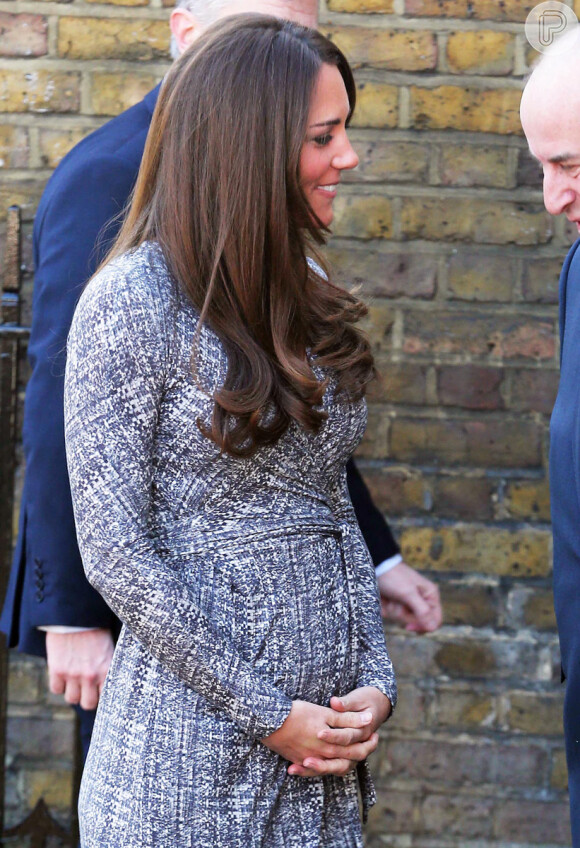 Dias depois, Kate Middleton mostrou a barriguinha discreta em visita à clínica de reabilitação Hope House, em Londres