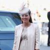 No evento do dia 4 de junho, para a celebração dos 60 anos do reinado da Rainha Elizabeth II, Kate Middleton estava usando o chapéu tipo facinator, acessório comum usado pela nobreza